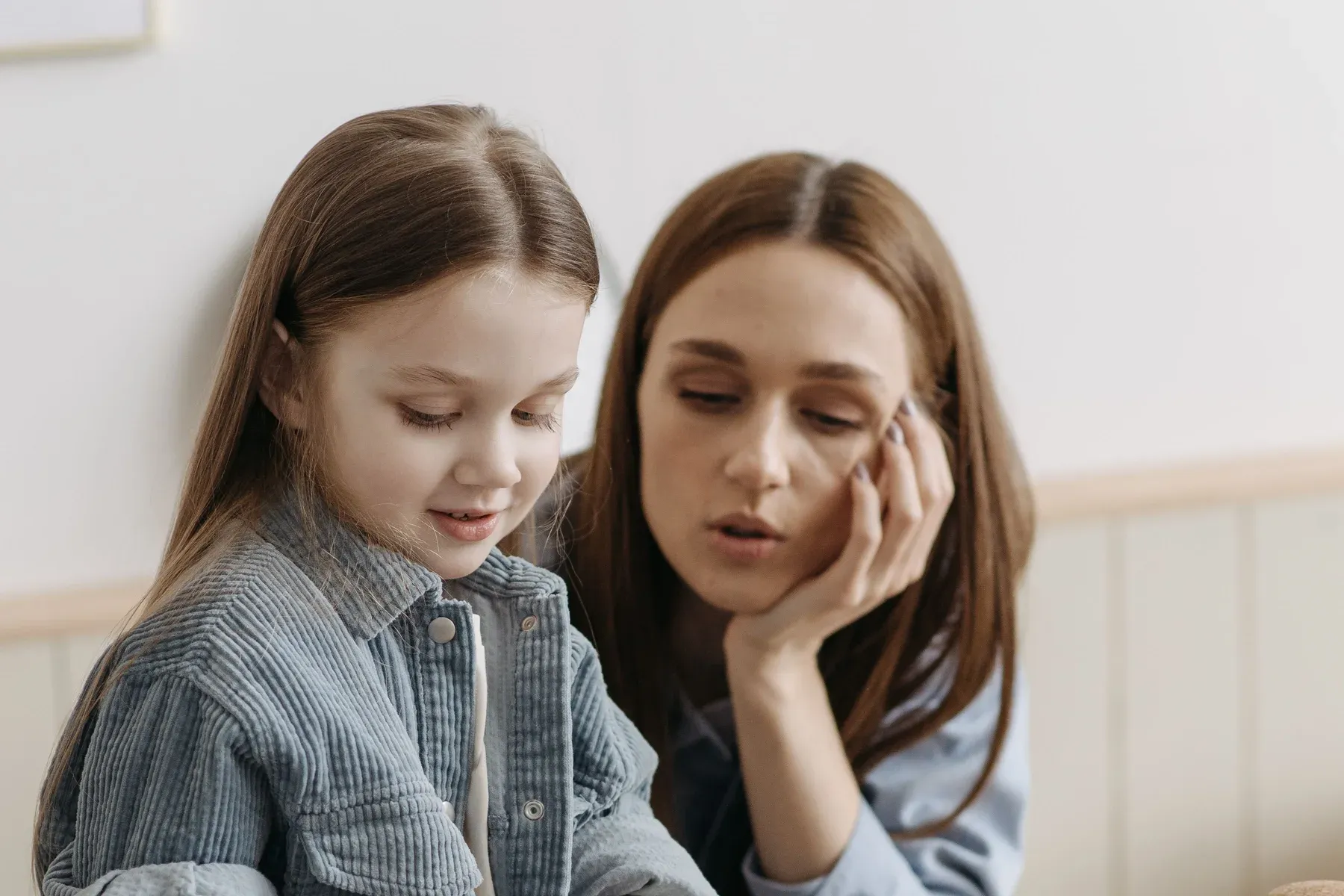 Mãe e filha juntas em casa.