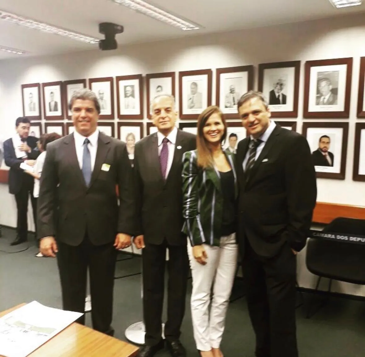 Dra. Simone Carrara com participantes de audiência na Câmara dos Deputados.